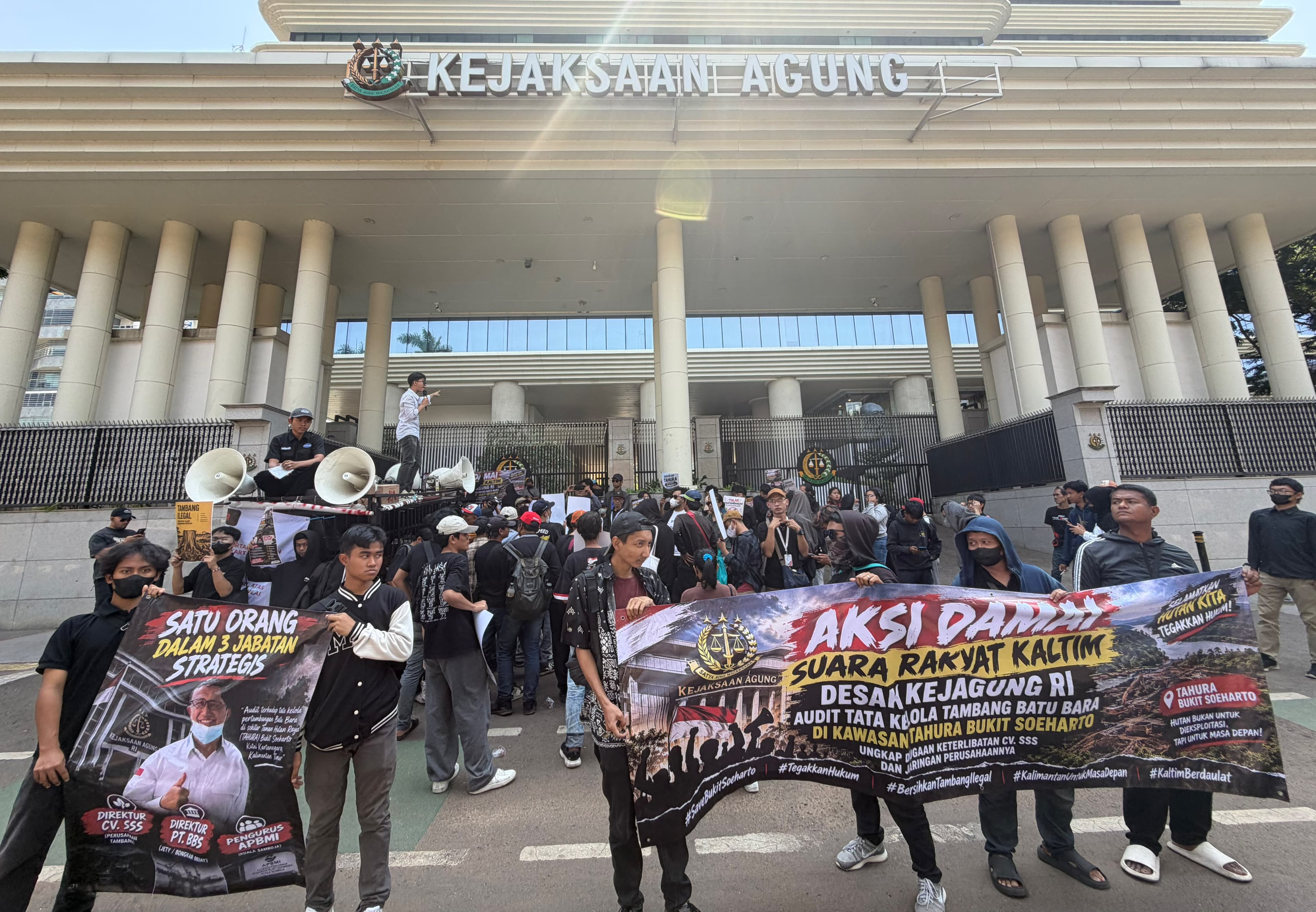 Gelar Aksi di Kejagung, PESUT Kaltim Dorong Audit Perizinan Tambang di Sekitar Tahura Bukit Soeharto
