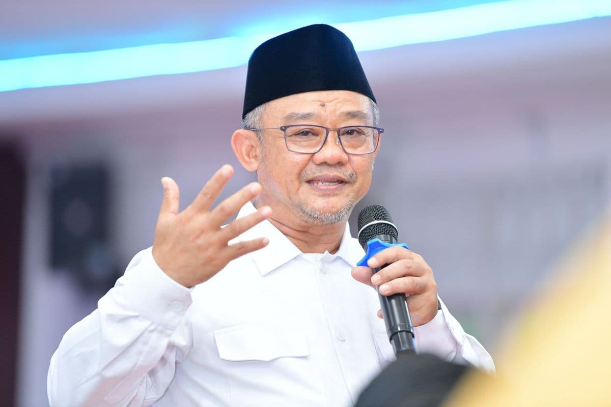 Mendikdasmen Sentil Guru Laki-laki Viral Memakai Lipstik Saat Mengajar